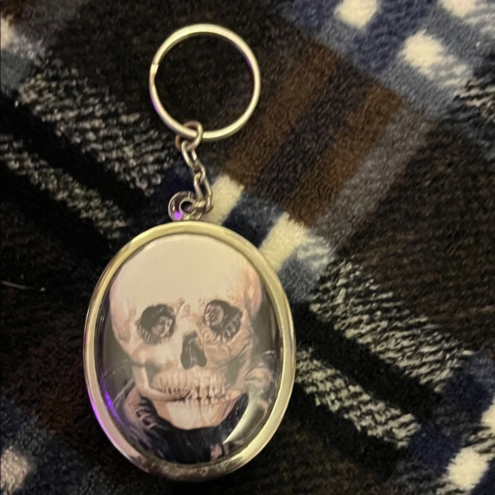Skull Design Keychain - Picture 2 of 2